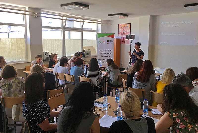 Cora Halder an participants at a DS seminar in Kosovo 2019